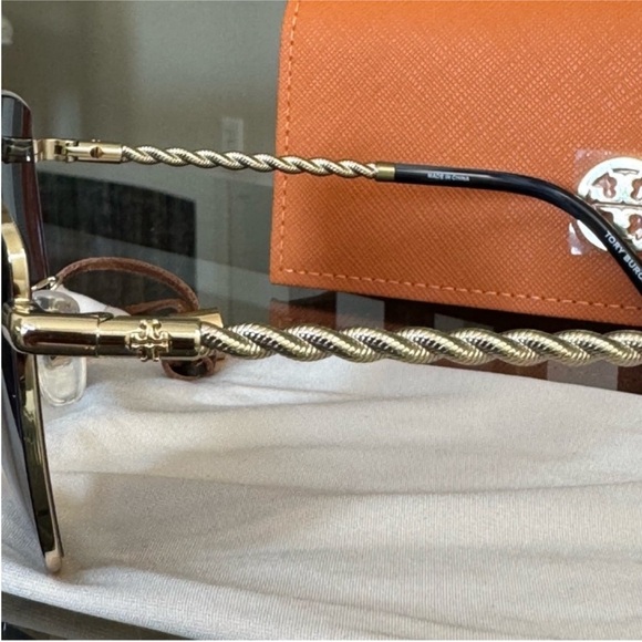 Tory Burch Cat Eye‎ Sunglasses Gold Tone Chain Detail Orange Case main image 4